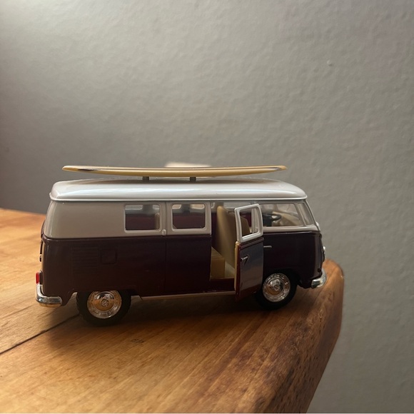 Diecast 1962 Volkswagen Classic Bus w/ Surfboard - Picture 4 of 11